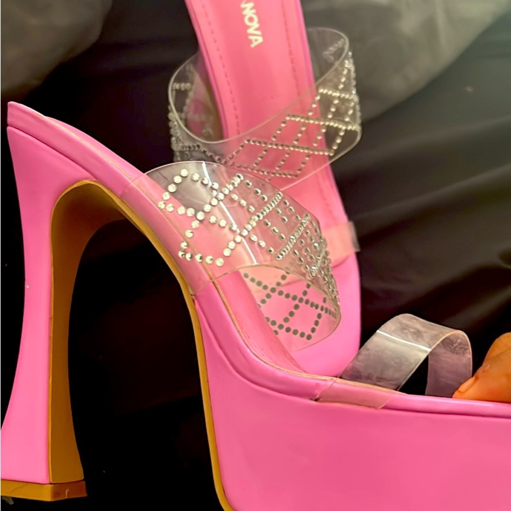 Fashion Nova Pink Heels
Size 7.5